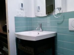 suite 2 - bathroom S2 - Vanity with mirrored medicine cabinet, high quality fixtures, supplied with hand & bath soap & towels