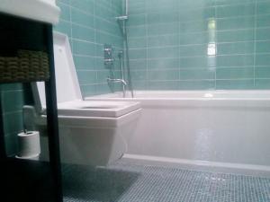 suite 2 - bathroom S 2 - European fixtures, rainhead shower, soaker tub, heated floor
